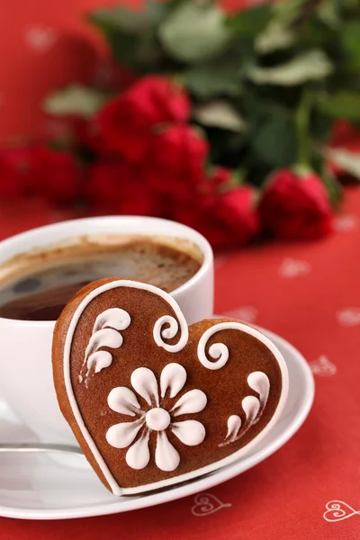 Пряничное сердце с кофе и розами — стоковое фото