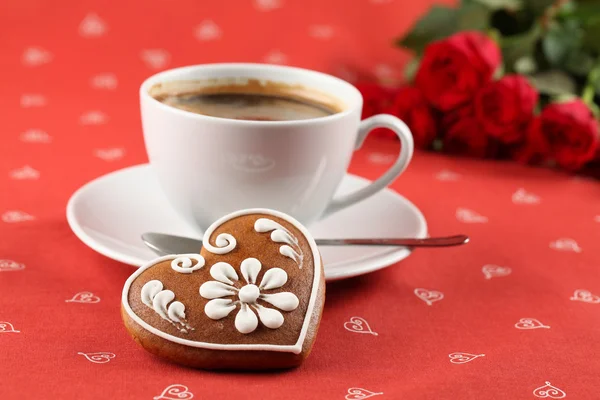 Gingerbread heart with coffee and roses — Stock Photo, Image