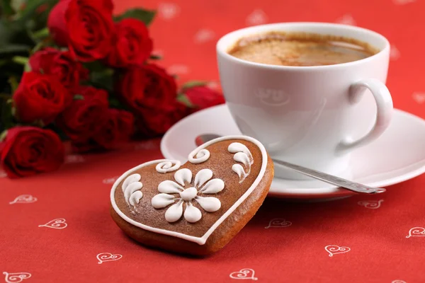 Gingerbread heart with coffee and roses — Stock Photo, Image