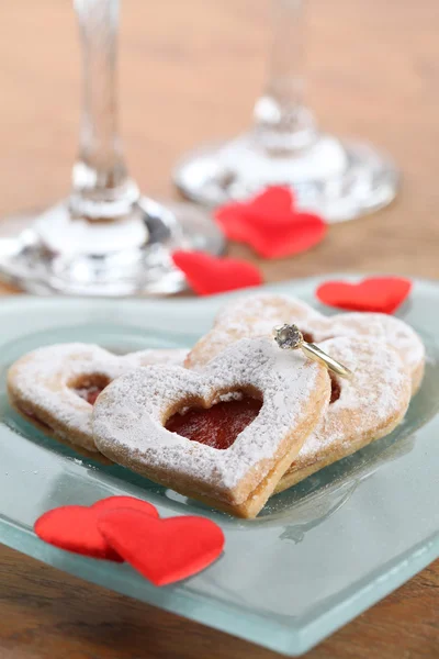 Gold engagement ring with shortbread hearts — Stock Photo, Image