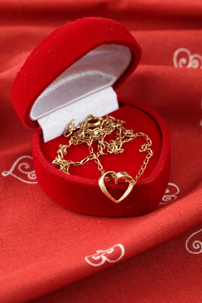Золотое ожерелье с сердцем — стоковое фото