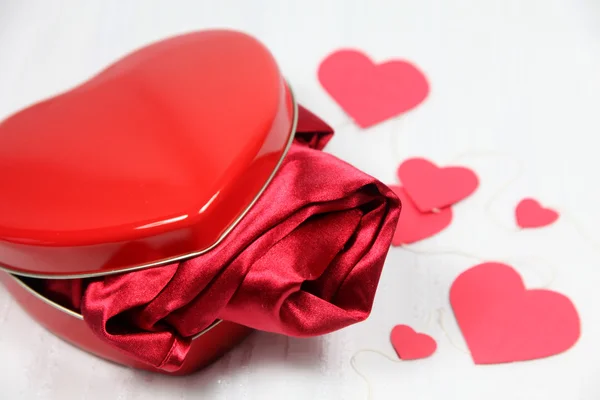 Caixa em forma de coração com um presente — Fotografia de Stock
