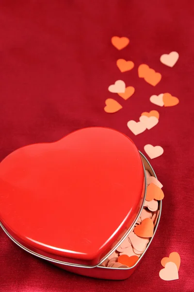 Коробка в форме сердца с маленькими сердцами — стоковое фото