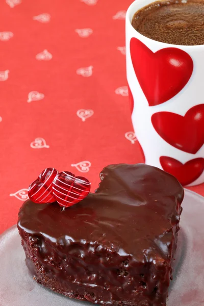 Herzförmige Schokoladenkuchen und Kaffee — Stockfoto