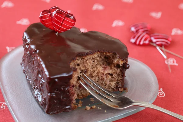 Hartvormige chocolate cake met een hapje — Stockfoto