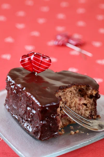 Hartvormige chocolate cake met een hapje — Stockfoto