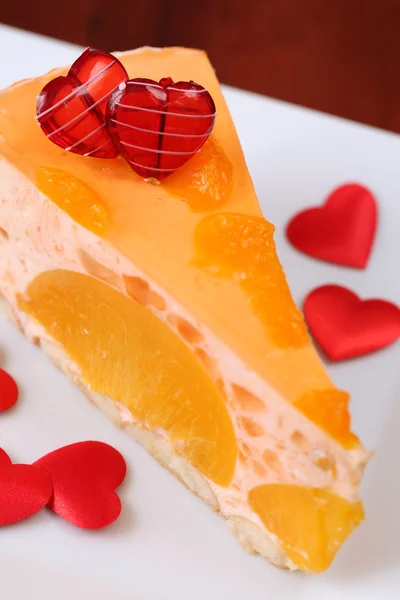 Персиковый мусс с мандаринами и сердцами — стоковое фото