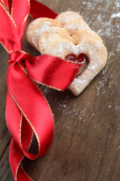 Fita vermelha com corações de biscoito — Fotografia de Stock