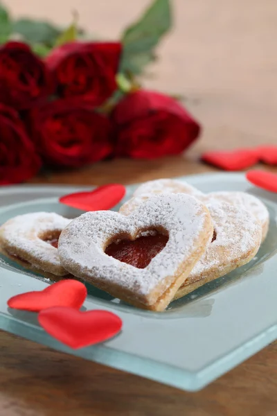 Shortbread hearts, confetti and roses — Stock Photo, Image