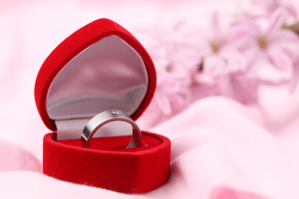 Титановое обручальное кольцо — стоковое фото