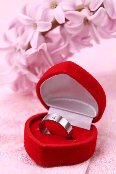 钛的订婚戒指 — 图库照片