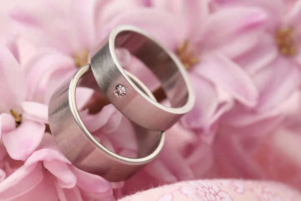 Wedding rings on pink hyacinth — Stock Photo, Image
