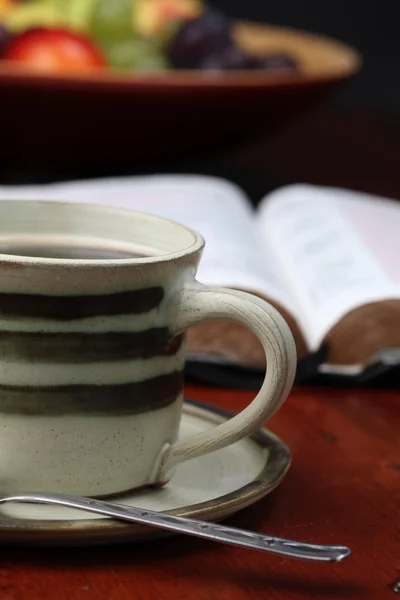 咖啡和圣经 》 — 图库照片