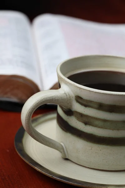 Καφέ και η Βίβλος — Φωτογραφία Αρχείου