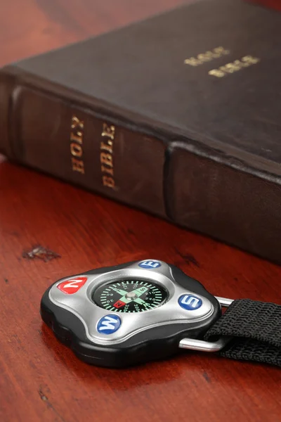 Kompas a bible — Stock fotografie