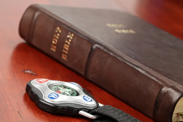 Kompas i Biblia — Zdjęcie stockowe