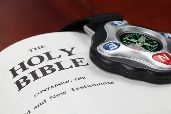 Kompas op open Bijbel — Stockfoto