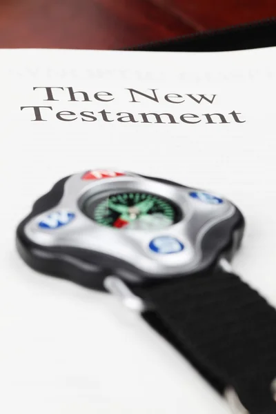 Brújula sobre el Nuevo Testamento abierto —  Fotos de Stock