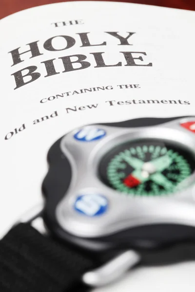 Kompas na otevřené Bibli — Stock fotografie