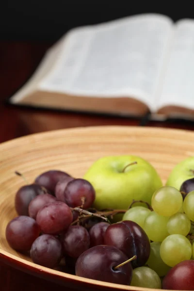 Ovoce a bible — Stock fotografie