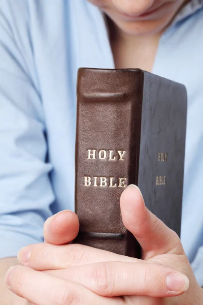 Pregare con la Bibbia — Foto Stock