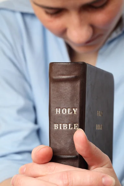 Praying with the Bible — Stock Photo, Image