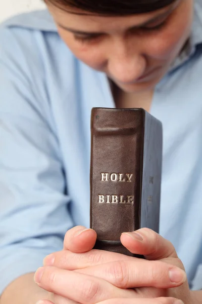 İncil ile dua — Stok fotoğraf