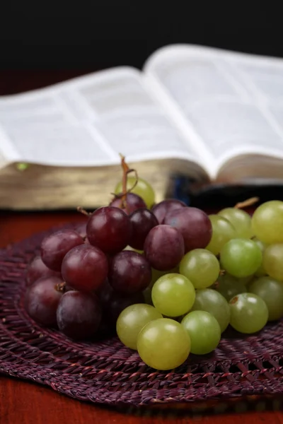 Les raisins et la Bible Photo De Stock