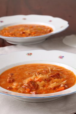 lahana ve kırmızı biber çorbası