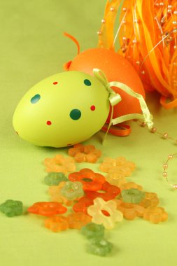 çiçek ve şerit ile yeşil ve turuncu Paskalya yortusu yumurta