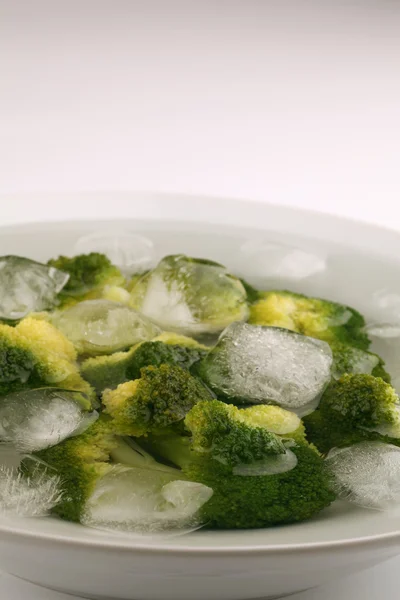 Broccoli in water met ijsblokjes — Stockfoto