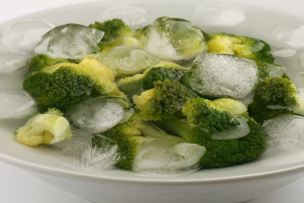 Broccoli in acqua con cubetti di ghiaccio — Foto Stock