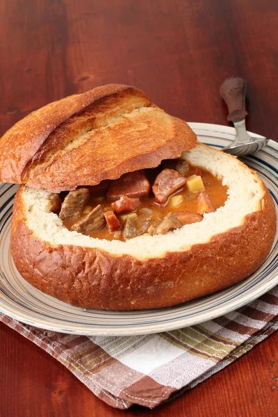 Gulaschsoppa i en bröd skål — Stockfoto