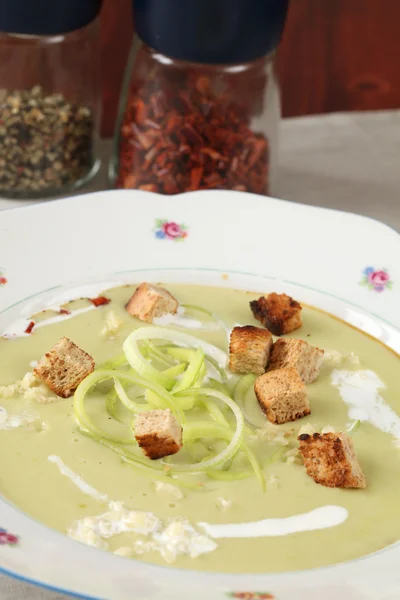 Лук-порей и картофельный суп с чесноком — стоковое фото