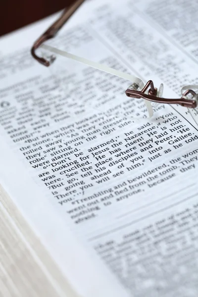 Bíblia e óculos — Fotografia de Stock