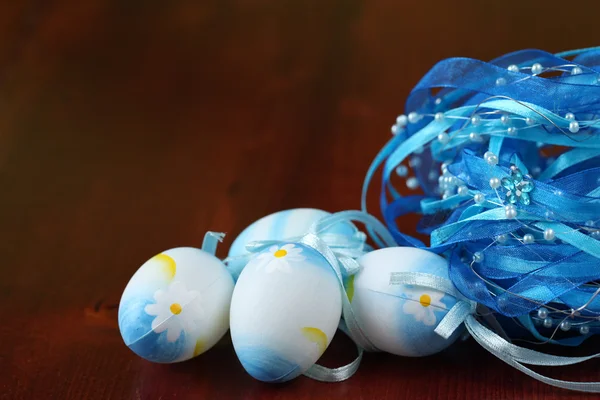 Μπλε Πασχαλινά αυγά και κορδέλα — Φωτογραφία Αρχείου