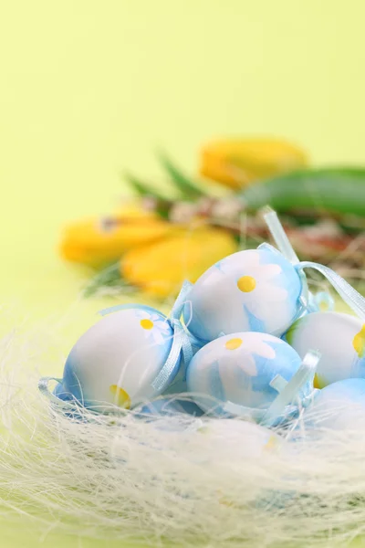 Μπλε Πασχαλινά αυγά και κίτρινο τουλίπες — Φωτογραφία Αρχείου