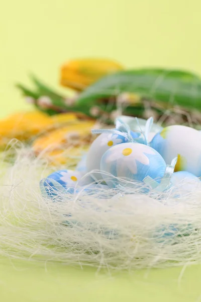 Ovos de Páscoa azuis e tulipas amarelas — Fotografia de Stock