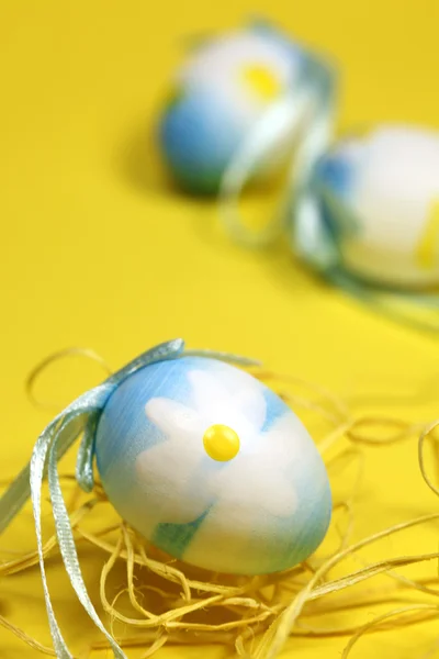 Blauwe Pasen eieren op gele achtergrond — Stockfoto