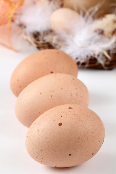 Коричневые пасхальные яйца — стоковое фото