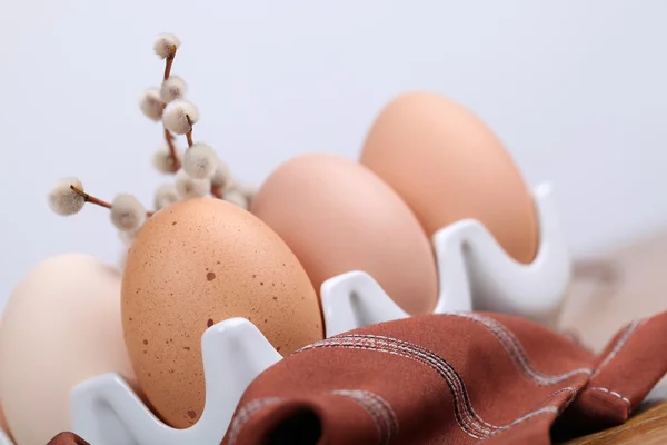 Uova di pollo marroni e acini — Foto Stock