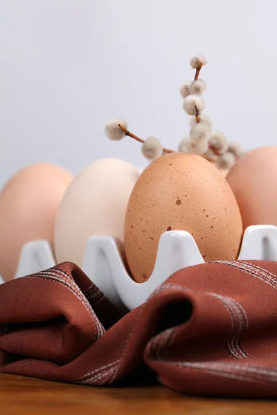 Ovos e pepinos de galinha marrom — Fotografia de Stock
