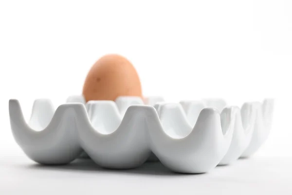 Seramik yumurta tutucu kahverengi tavuk yumurta — Stok fotoğraf