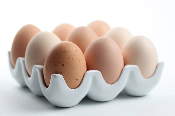 Κεραμικό αυγό κάτοχος με αυγά τηγανίστε το κοτόπουλο — Φωτογραφία Αρχείου