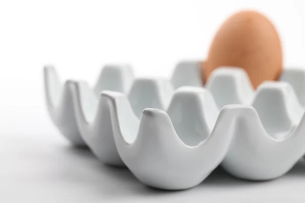 Soporte de huevo de cerámica con huevo de gallina marrón —  Fotos de Stock