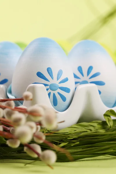 Renkli Paskalya yumurta bir yumurta tutucu — Stok fotoğraf