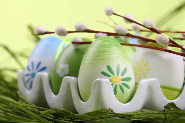 Ovos de Páscoa coloridos em um suporte de ovo — Fotografia de Stock