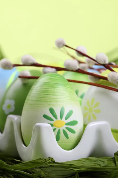 Uova di Pasqua variopinte in un portuovo — Foto Stock