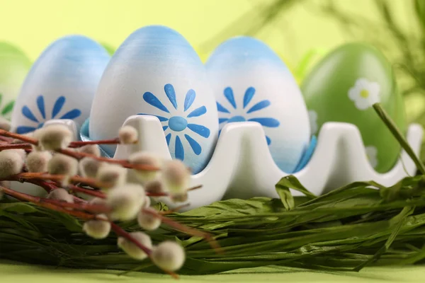 Uova di Pasqua variopinte in un portuovo — Foto Stock
