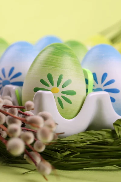 Цветные пасхальные яйца в держателе для яиц — стоковое фото